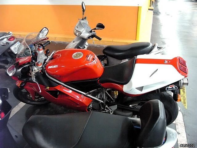 在百貨公司地下停車場遇到的DUCATI 996...