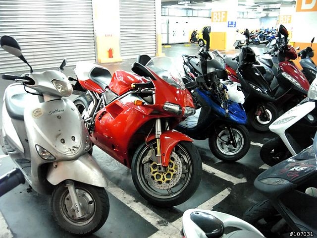 在百貨公司地下停車場遇到的DUCATI 996...