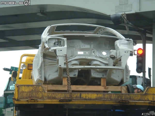 [分享]羞! 脫光光的Peugeot 206