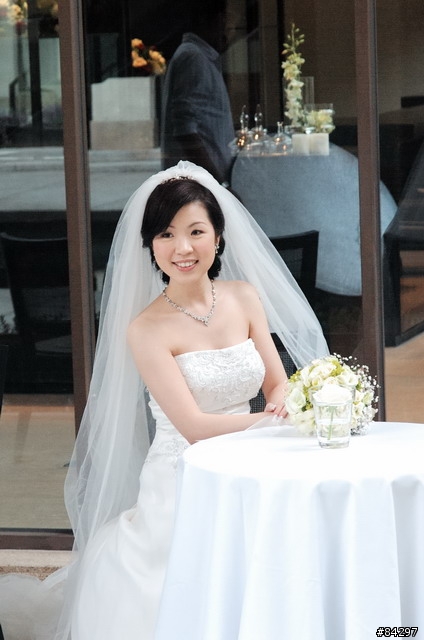 [請教修圖] 人像背後玻璃的人影，有辦法用PhotoShop把她刪掉嗎？