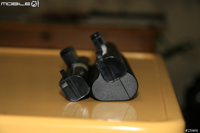 [分享]-簡單的高貴--NC2400 PART2 長效電池和底座