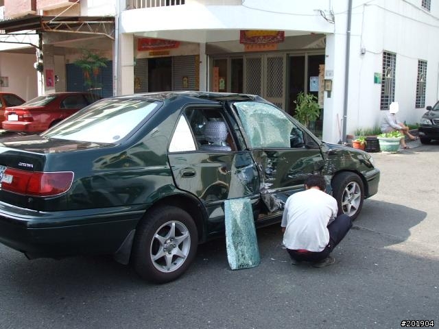 埃.車子被撞...附圖