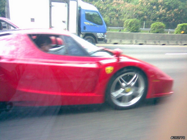 國道一號驚見"Enzo Ferrari" !!!