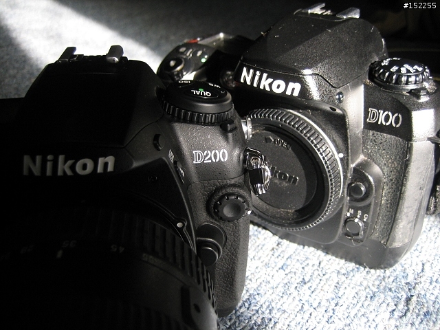 [開箱]等了一個半月的"滿5000送500"的 Nikon D200終於來了~~