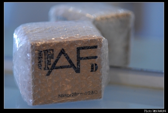 聖誕小黑貓叼來  Nikon AF 28mm F2.8D