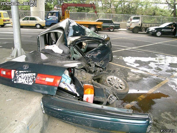 < 奉勸文 > 路上迴轉請多注意   被煞車不及的水泥車撞的扁扁的