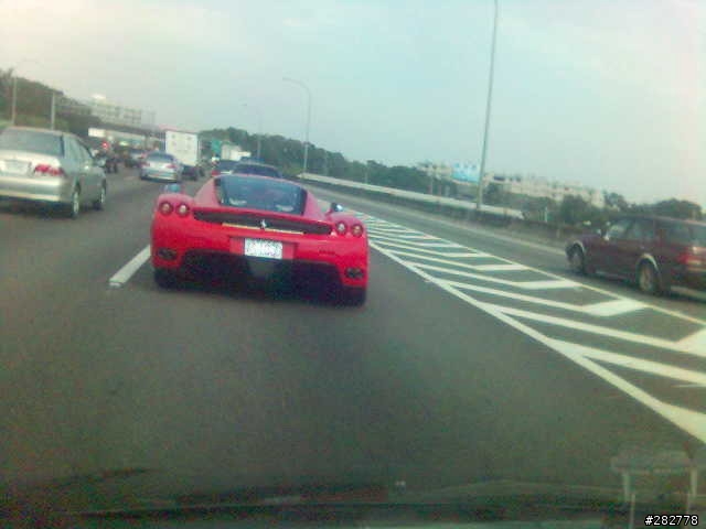 國道一號驚見"Enzo Ferrari" !!!
