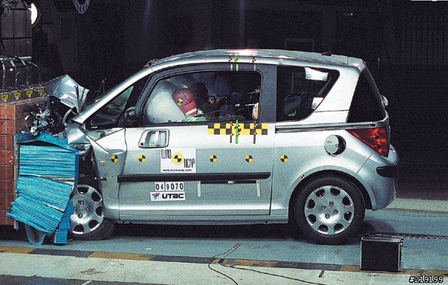 【勸敗分享】我和我家的 Peugeot 1007 ．有格調和安全感的奢華