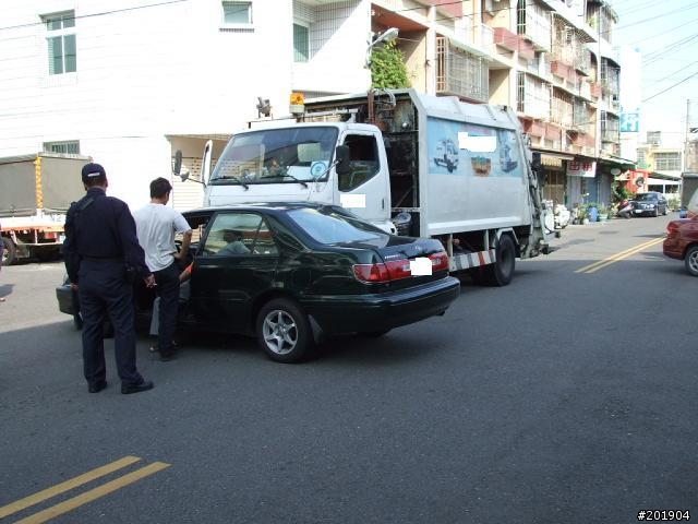 埃.車子被撞...附圖