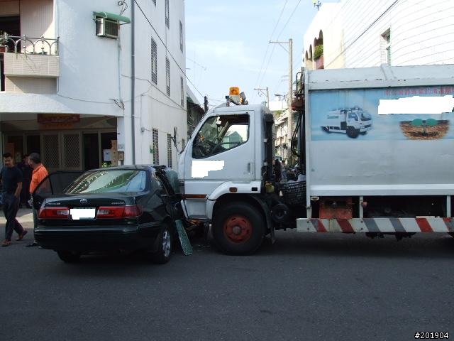 埃.車子被撞...附圖