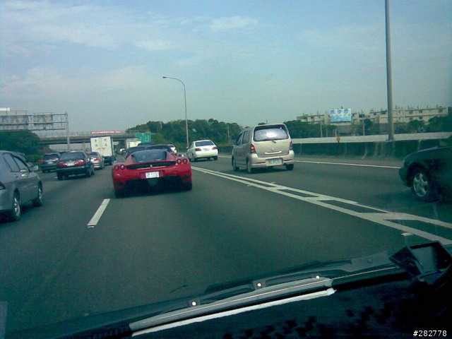 國道一號驚見"Enzo Ferrari" !!!