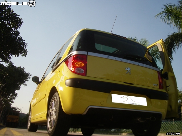 【勸敗分享】我和我家的 Peugeot 1007 ．有格調和安全感的奢華