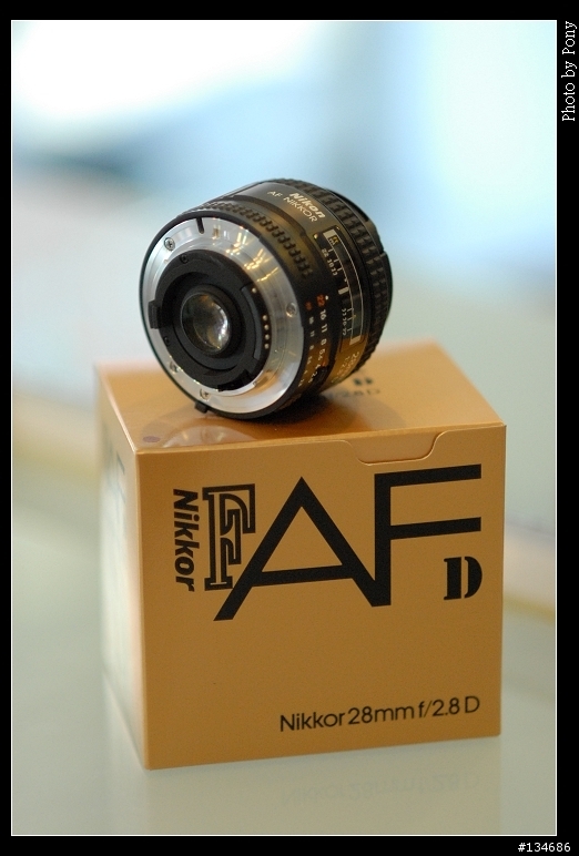 聖誕小黑貓叼來  Nikon AF 28mm F2.8D