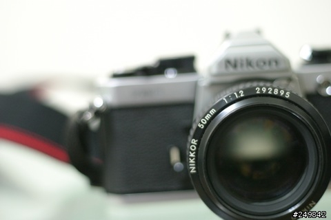 一台塵封已久的古早舊相機～