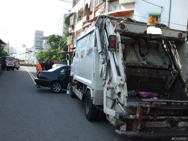 埃.車子被撞...附圖