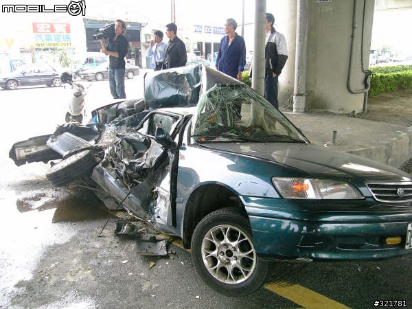 < 奉勸文 > 路上迴轉請多注意   被煞車不及的水泥車撞的扁扁的