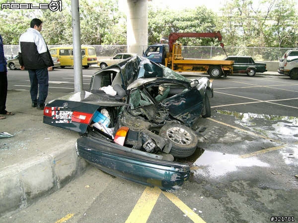 < 奉勸文 > 路上迴轉請多注意   被煞車不及的水泥車撞的扁扁的