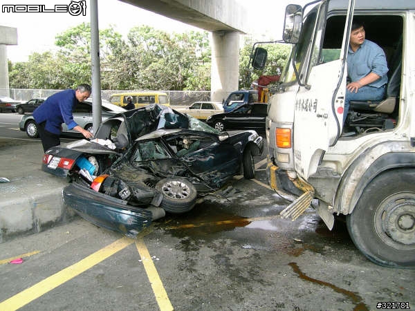 < 奉勸文 > 路上迴轉請多注意   被煞車不及的水泥車撞的扁扁的