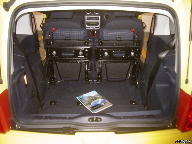 【勸敗分享】我和我家的 Peugeot 1007 ．有格調和安全感的奢華