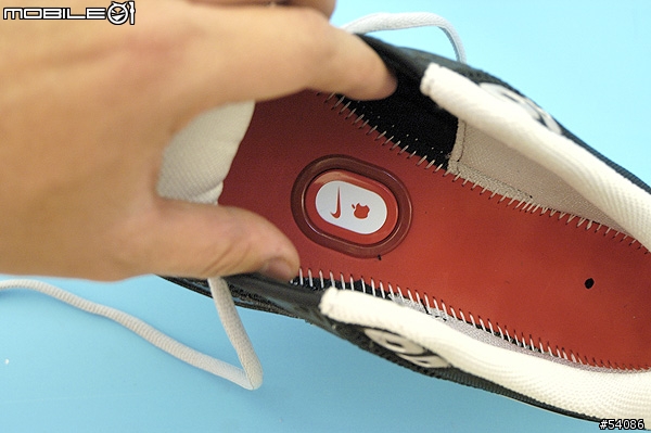 [分享] 時尚運動 - Nike+ iPod sport kit with Armband (加 Nike+ AirMax 180 鞋圖)