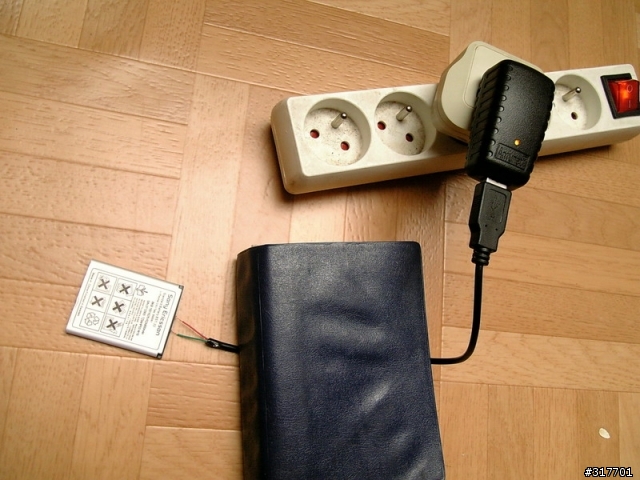 這樣給K800i的BST－33充電会爆炸么？ 真假电池对比！