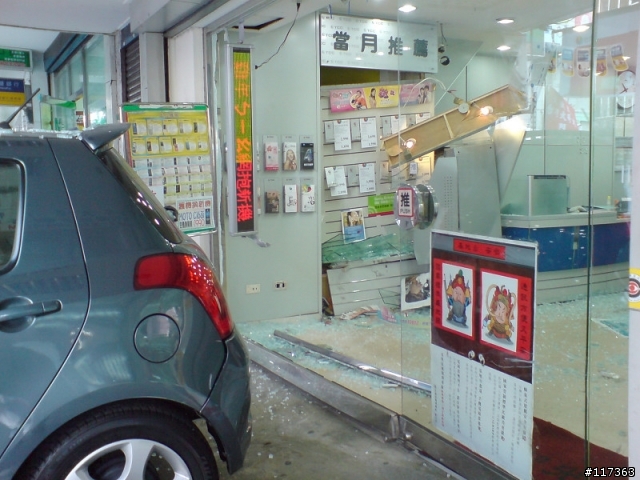 (大驚)剛發生車輛衝撞台哥大店面的車禍現場( SE K800i )