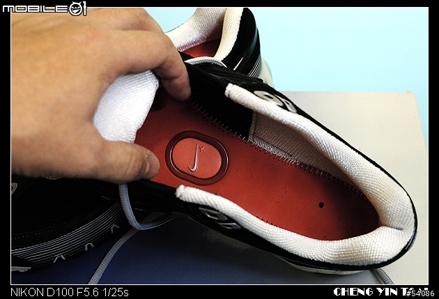 [分享] 時尚運動 - Nike+ iPod sport kit with Armband (加 Nike+ AirMax 180 鞋圖)