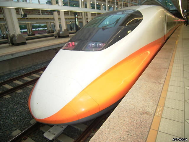 [分享] 動力火車－高鐵購票真人體驗秀還有疊疊樂喔！
