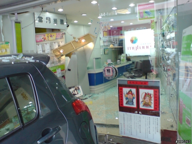 (大驚)剛發生車輛衝撞台哥大店面的車禍現場( SE K800i )