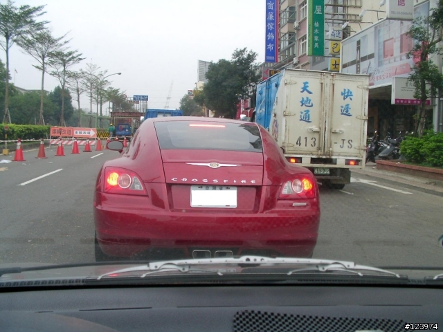 在路上看到的一輛跑車，請知道的朋友告知品牌規格！