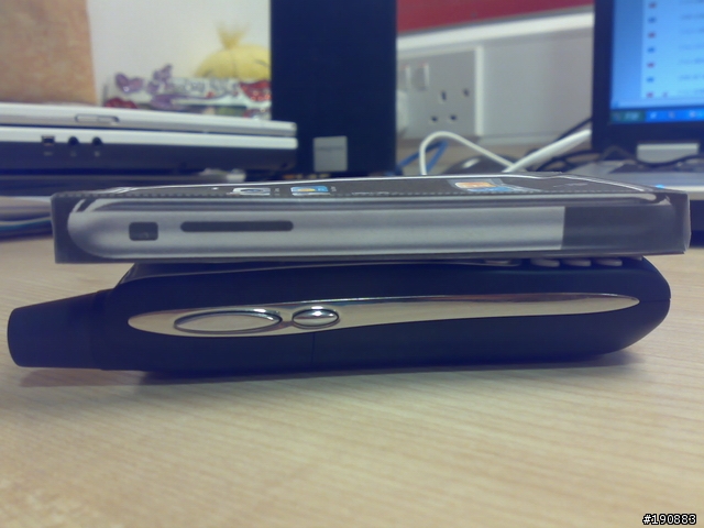 上圖了。TREO650和IPHONE的體型對比