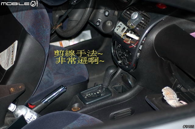 字字血淚~ 宵小橫行~ 又被敲破玻璃~ 各位大大要小心愛車啊~