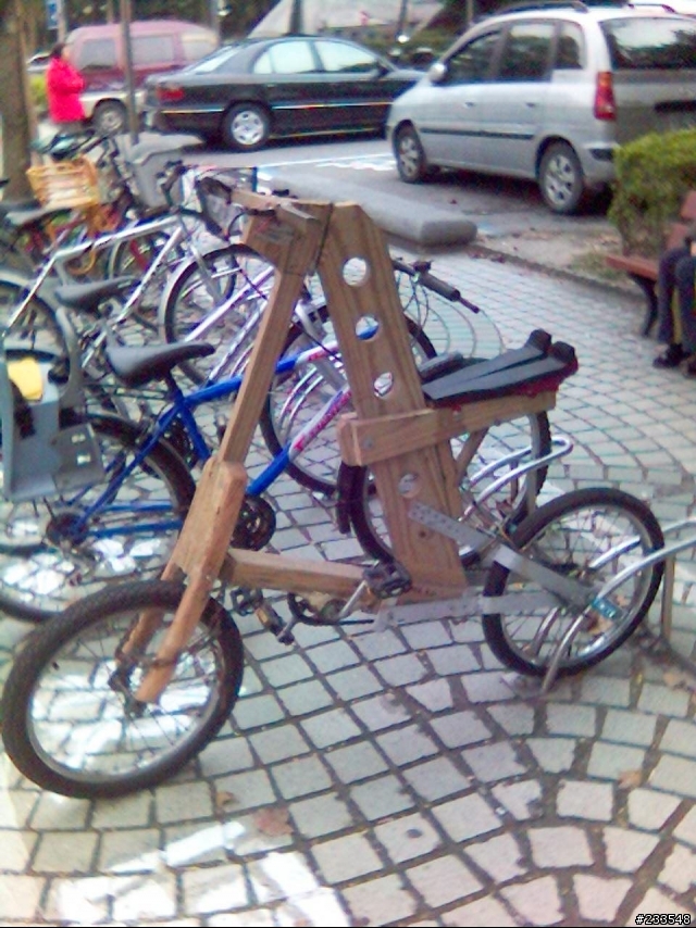 路邊看到超屌的strida