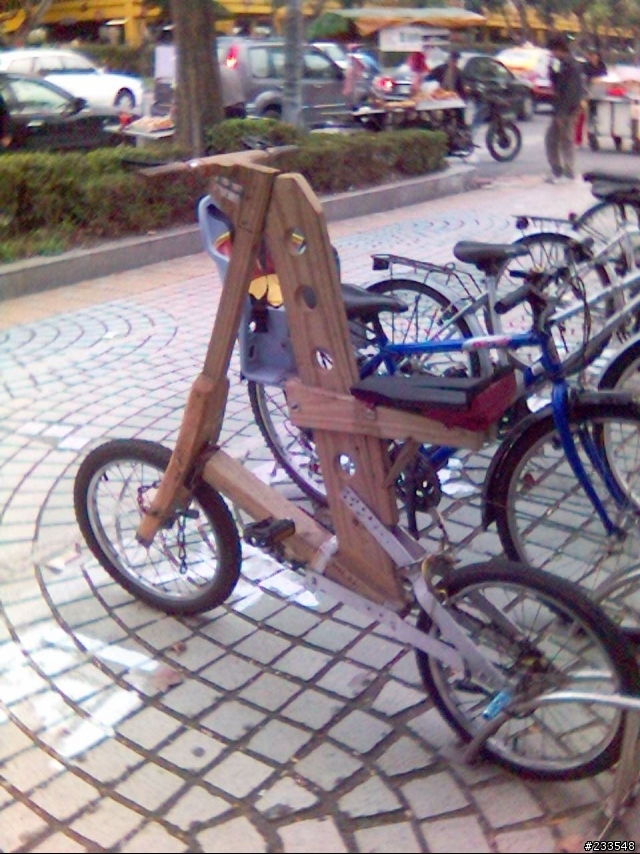 路邊看到超屌的strida