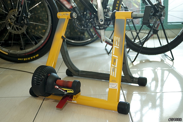 [分享]寒冬, 雨天在家騎車的好幫手 -- 訓練台(FITNESS MACHINE)