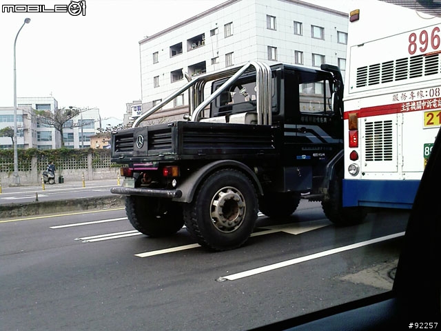 [分享]台北市出現超級大腳怪車
