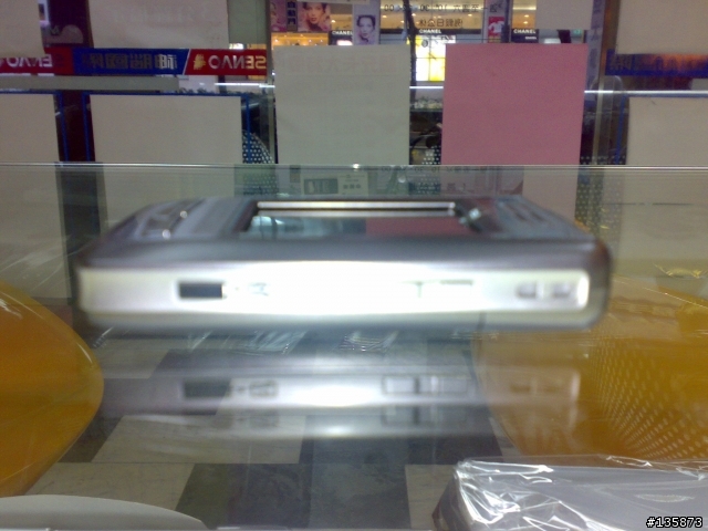 第一支GSM雙插卡雙待機的手機終於問市了~