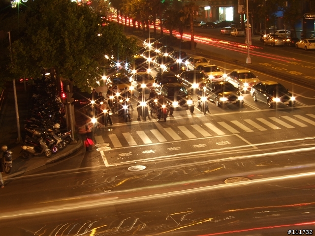 如果用夜景模式，拉望遠端拍煙火，效果如何？