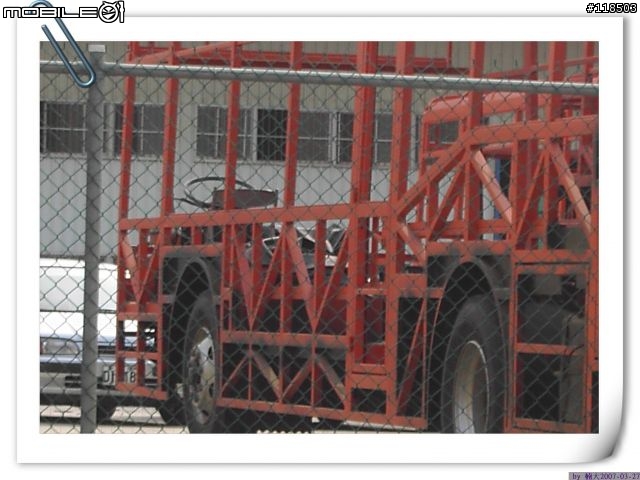 這是台灣最近的公車----這兩天業者已經把骨架公車移走了看不到了
