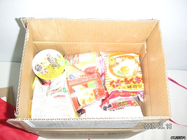 [分享]日本友人寄來的東西(圖多)~3/26新增台灣買的到的日本泡麵&麵王試吃心得~~