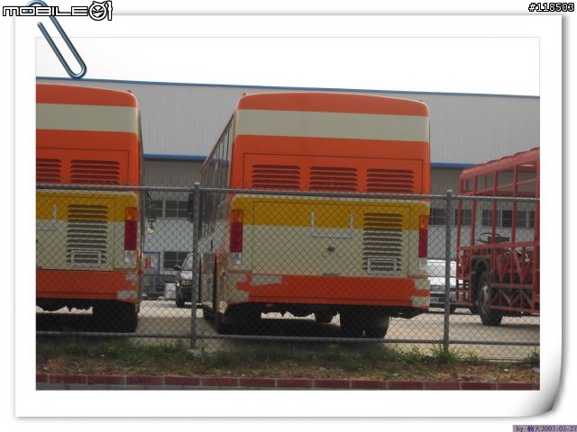 這是台灣最近的公車----這兩天業者已經把骨架公車移走了看不到了