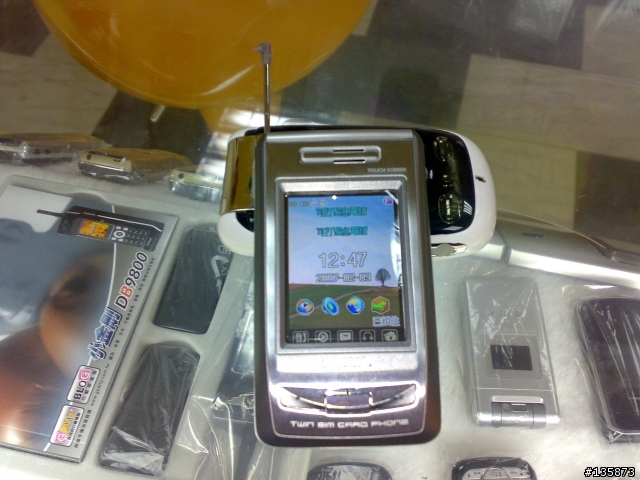 第一支GSM雙插卡雙待機的手機終於問市了~