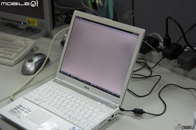 新買的ASUS U5F背光似乎不太均勻
