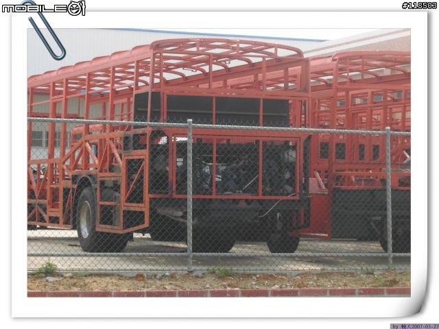 這是台灣最近的公車----這兩天業者已經把骨架公車移走了看不到了