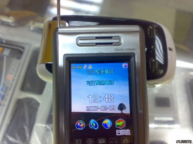 第一支GSM雙插卡雙待機的手機終於問市了~