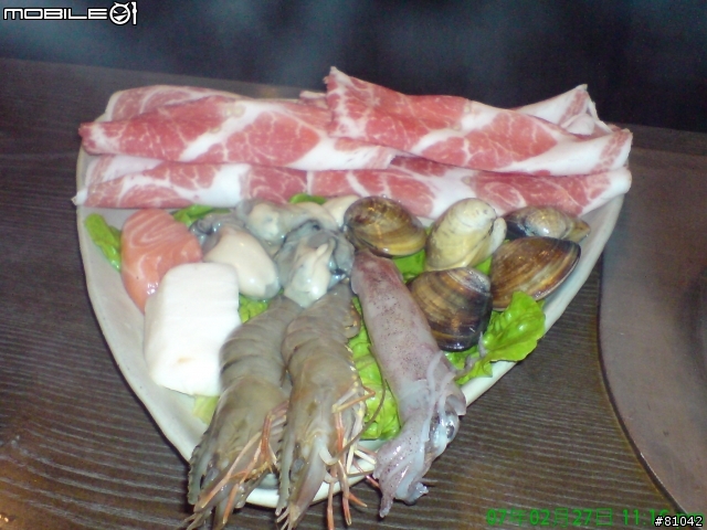 好吃的日式小火鍋.....半夜進來要小心唷.....
