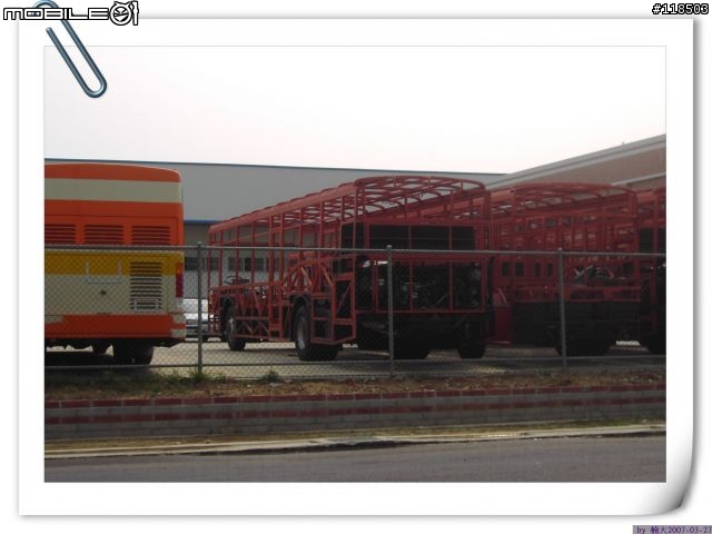 這是台灣最近的公車----這兩天業者已經把骨架公車移走了看不到了
