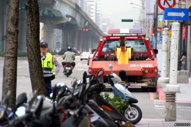 拖吊車停紅線是不是屬於違規？（有圖有真相）