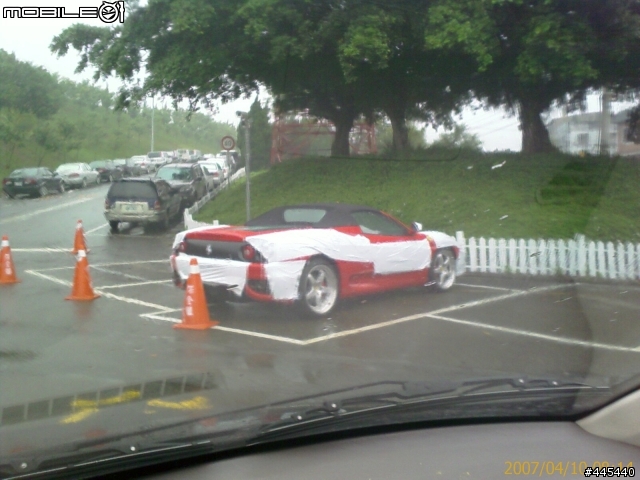 今天一早看到的Ferrari