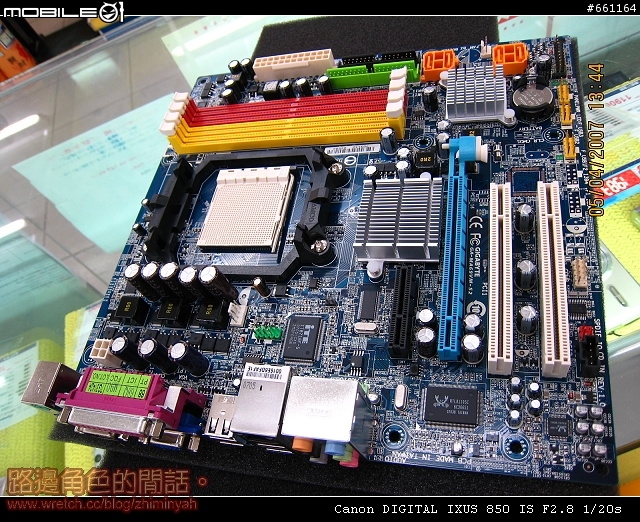GA-MA69VM-S2 (開箱照)... 一片讓人1萬5打造入門雙核心PC的MB..